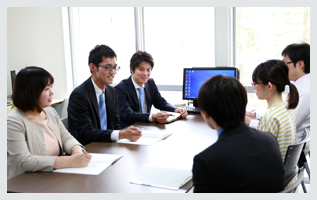 社員6名が会議する様子
